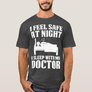 Camiseta Siéntase A Salvo Por La Noche Con El Médica De Reg