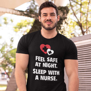 Camiseta Siéntete A Salvo Por La Noche. Duerme Con Una Enfe