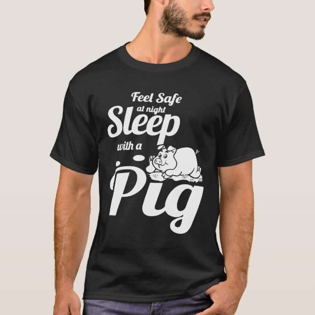 Camiseta Siéntete Seguro De Noche Dormiendo Con Un Cerdo (Anverso)
