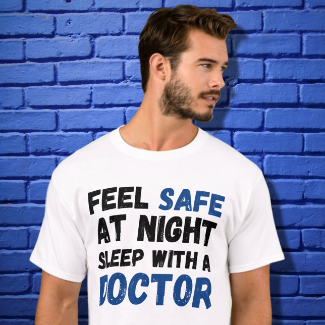 Camiseta Siéntete Seguro De Noche Dormiendo Con Un Médica (Subido por el creador)