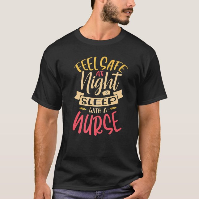 Camiseta Siéntete Seguro De Noche Dormiendo Con Una Enferme (Anverso)