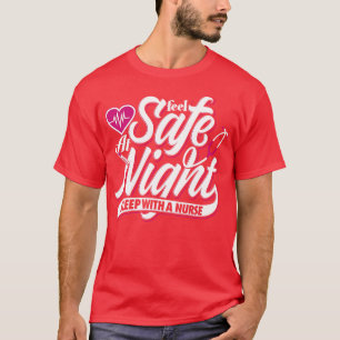 Camiseta Siéntete Seguro De Noche Dormiendo Con Una Enferme