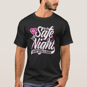 Camiseta Siéntete Seguro De Noche Dormiendo Con Una Enferme