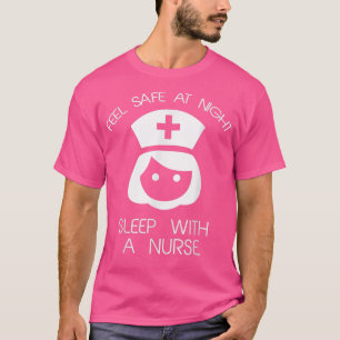 Camiseta Siéntete Seguro De Noche Dormiendo Con Una Enferme