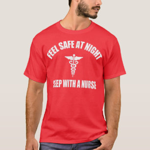 Camiseta Siéntete Seguro De Noche Dormiendo Con Una Enferme
