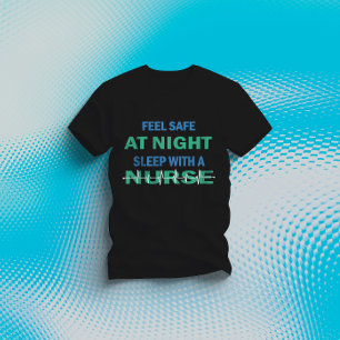Camiseta Siéntete Seguro De Noche Dormiendo Con Una Enferme
