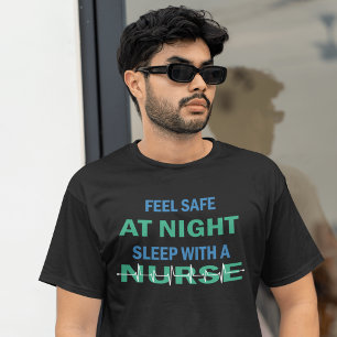 Camiseta Siéntete Seguro De Noche Dormiendo Con Una Enferme