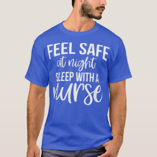 Camiseta Siéntete Seguro De Noche Dormiendo Con Una Enferme