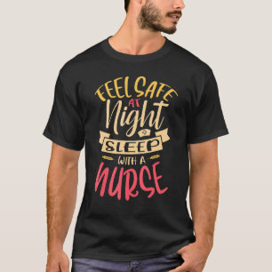 Camiseta Siéntete Seguro De Noche Dormiendo Con Una Enferme