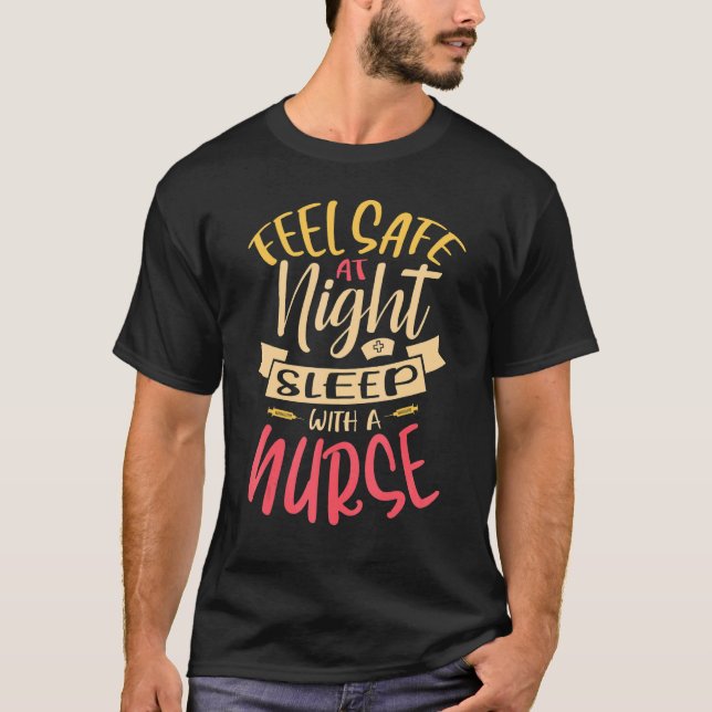 Camiseta Siéntete Seguro De Noche Dormiendo Con Una Enferme (Anverso)
