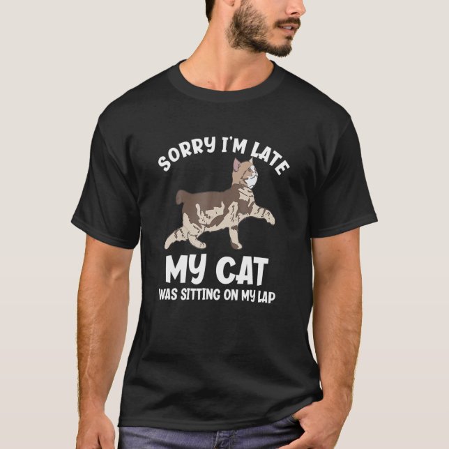 Camiseta Siento Haber Llegado Tarde Y Mi Gato Estaba Sentad (Anverso)