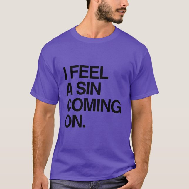 CAMISETA SIENTO QUE VIENE UN PECADO. (Anverso)