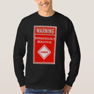 Camiseta Signo de advertencia peligrosamente hermoso Rótulo