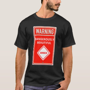 Camiseta Signo de advertencia peligrosamente hermoso Rótulo