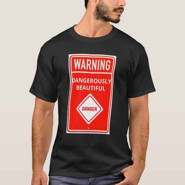 Camiseta Signo de advertencia peligrosamente hermoso Rótulo (Anverso)