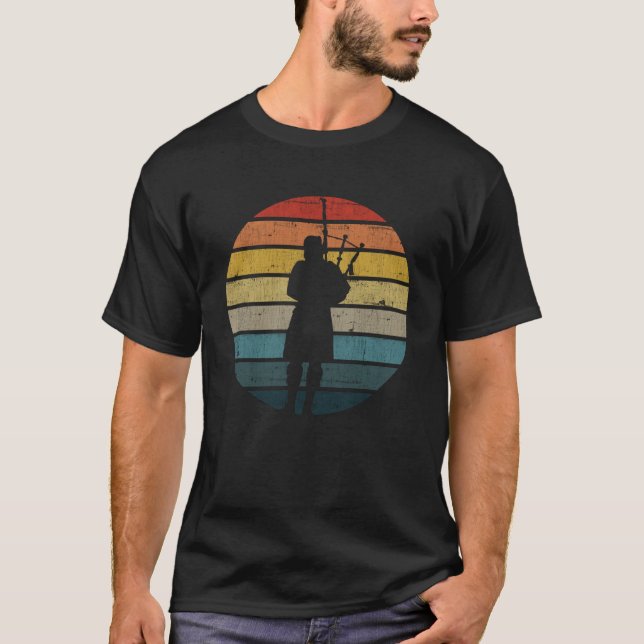 Camiseta Silhouette De Bagpia En Un Atardecer Retro Molesto (Anverso)
