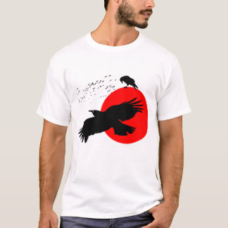 Camiseta Silhouette de cuervo volador contra el sol rojo es