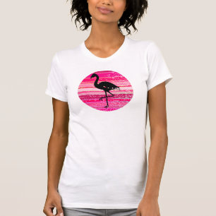 Camiseta Silhouette Flamingo sobre coloridas franjas rosada
