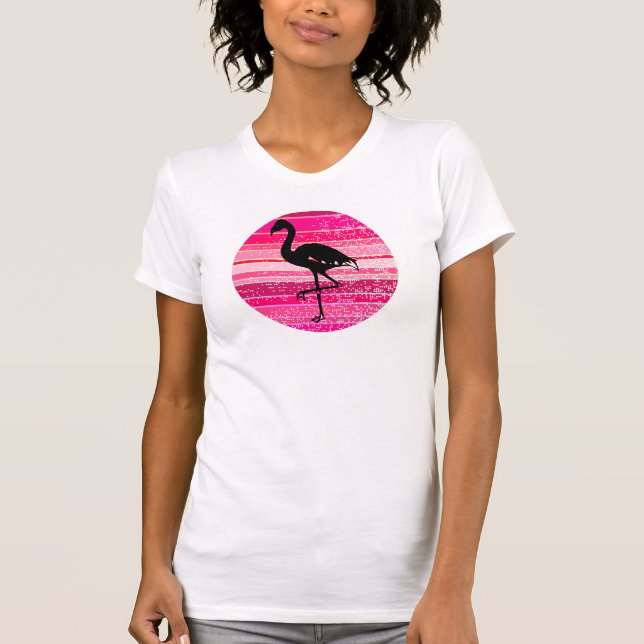 Camiseta Silhouette Flamingo sobre coloridas franjas rosada (Anverso)