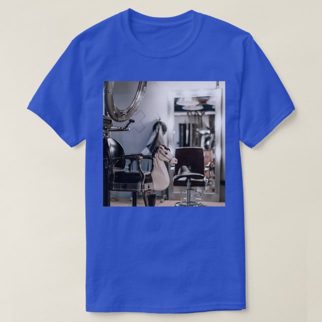 Camiseta Silla de cuero de barbero de época (Diseño del anverso)