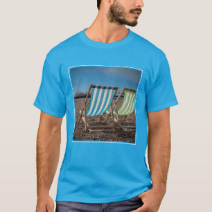 Camiseta Sillas de cubierta que miran el mar