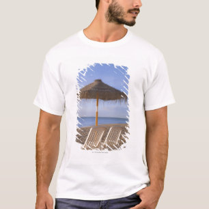 Camiseta Sillas de playa de la arena con el paraguas