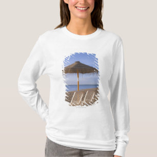 Camiseta Sillas de playa de la arena con el paraguas