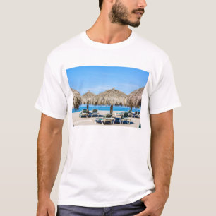 Camiseta Sillones y paraguas de la paja en la playa