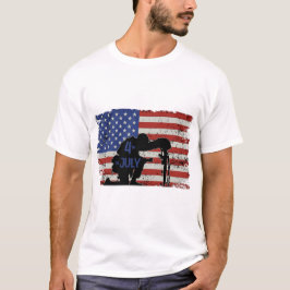 Camiseta Silueta de arrodillamiento de soldados y bandera e