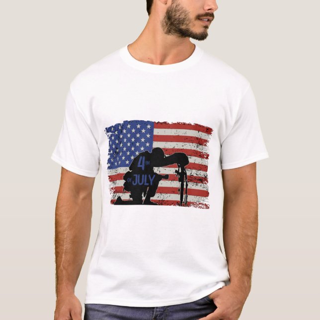 Camiseta Silueta de arrodillamiento de soldados y bandera e (Anverso)
