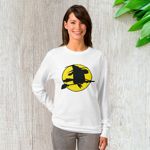 Camiseta Silueta de bruja volando en escoba contra luna lle