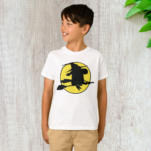 Camiseta Silueta de bruja volando en escoba contra luna lle