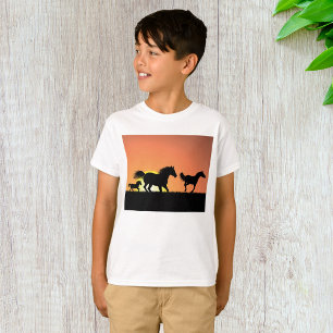 Camiseta Silueta de caballos salvajes en el atardecer