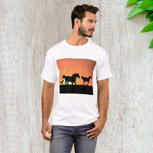Camiseta Silueta de caballos salvajes en la puesta de sol