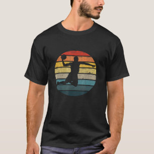Camiseta Silueta De Jugador De Baloncesto En Un Retro Moles