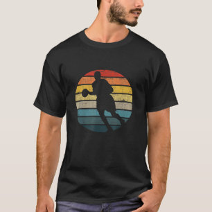 Camiseta Silueta De Jugador De Baloncesto En Un Retro Moles