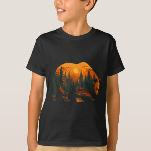 Camiseta Silueta de oso con paisaje forestal y puesta de so