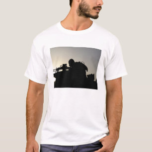Camiseta Silueta de un artillero del arma automática del