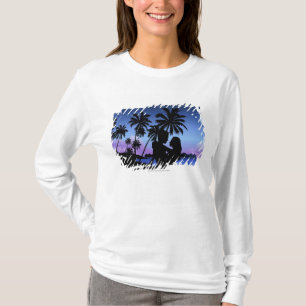 Camiseta Silueta de un par que abraza en la playa