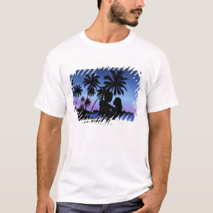 Camiseta Silueta de un par que abraza en la playa