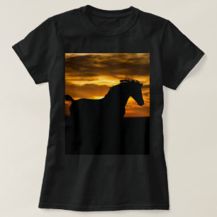Camiseta Silueta negra de la puesta del sol del caballo