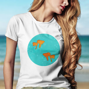 Camiseta Siluetas de peces dorados naranjas en agua turques