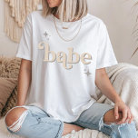 Camiseta Silver BEIGE Disco Babe Bridal Party hen DO Shirt<br><div class="desc">Retroceda en el tiempo con nuestra colección Retro Disco Ball Bridal Shower Invitation & Decor. Sumérjase en la nostalgia de los años 70 con arcos beige y gris mudos, realzados por fuentes purpurinas plateadas. La emblemática bola de disco retro ocupa el centro del escenario, evocando una era de glamour disco,...</div>
