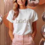 Camiseta Silver BEIGE Disco Bride Bridal Party hen DO Shirt<br><div class="desc">Retroceda en el tiempo con nuestra colección Retro Disco Ball Bridal Shower Invitation & Decor. Sumérjase en la nostalgia de los años 70 con arcos beige y gris mudos, realzados por fuentes purpurinas plateadas. La emblemática bola de disco retro ocupa el centro del escenario, evocando una era de glamour disco,...</div>
