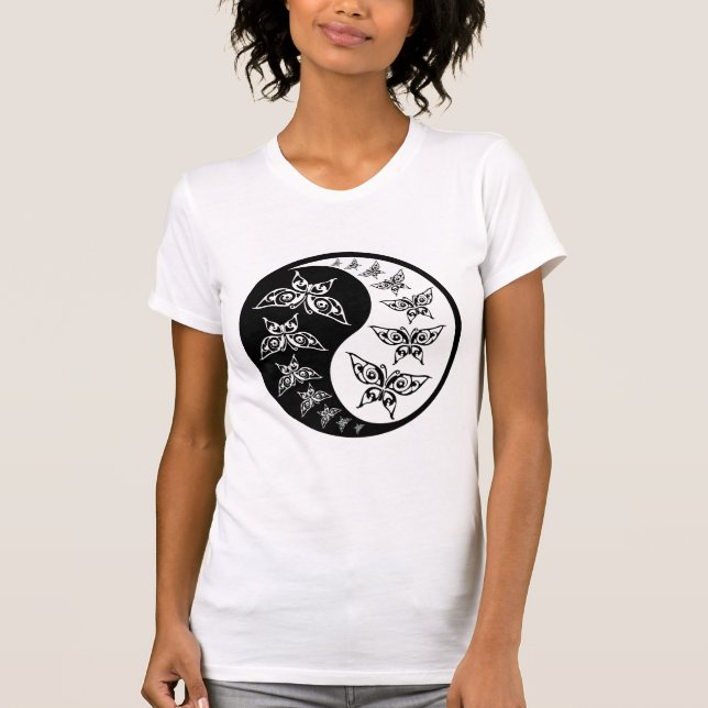 Camiseta Símbolo Yin Yang de mariposa negra y blanca (Anverso)