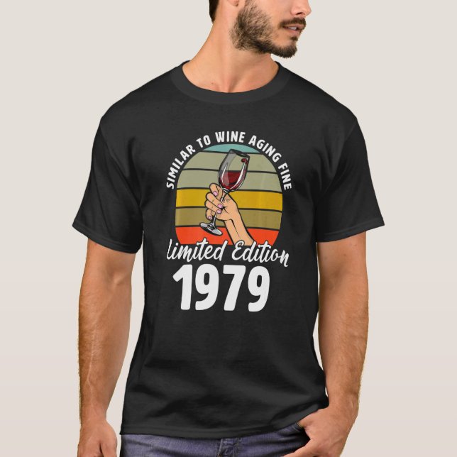 Camiseta Similar a la multa por envejecer de vino nacida en (Anverso)