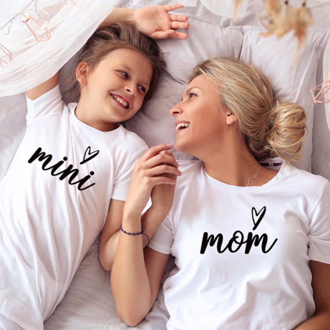 Camiseta Simple guión corazón mini de mamá (Subido por el creador)
