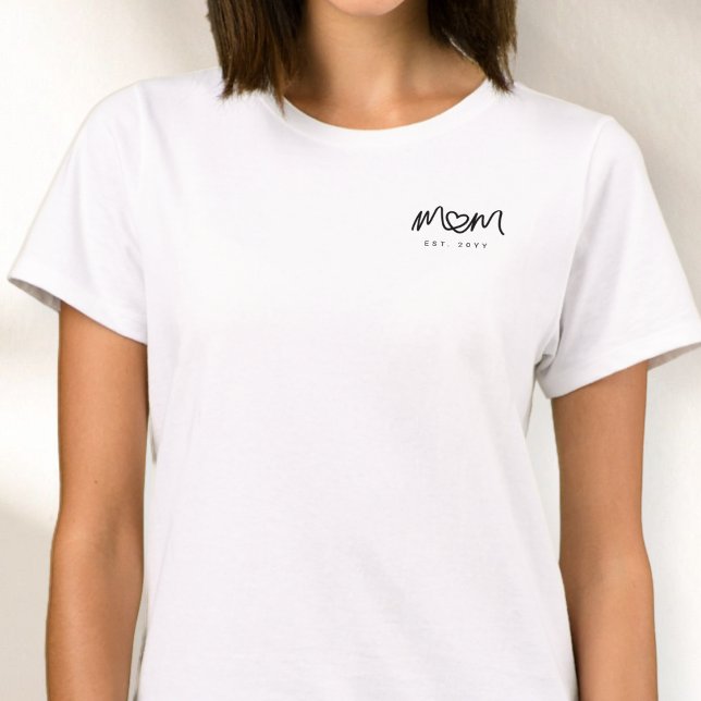 Camiseta Simple Letra Negra Corazón Nueva Mamá Establecida (Simple Black Script Heart New Mom Established T-Shirt)