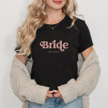 Camiseta Simple Retro Boho Dusty Tipografía Rosa | Novia<br><div class="desc">Esta camiseta de moda y sencilla muestra la palabra "Novia" en la retro y polvorienta tipografía rosa,  junto con un espacio para su nombre.</div>