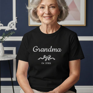 Camiseta Simple Script Bow Abuela Año Est.